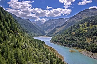 高山间的清澈河流美景