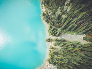 高山湖泊的绝美自然景观