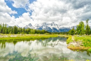 湖畔青山美景如画