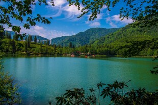 青山绿水间的静谧湖泊