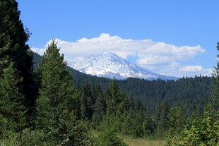 山林间的巍峨雪山美景