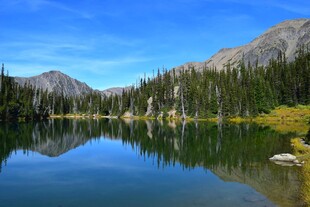 宁静高山湖泊自然风光