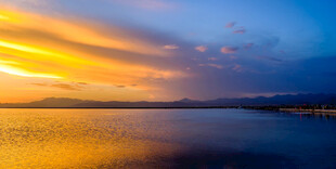 湖畔绚丽日落美景