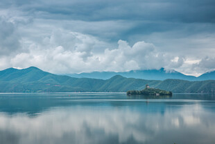 宁静湖景中的孤舟与远山