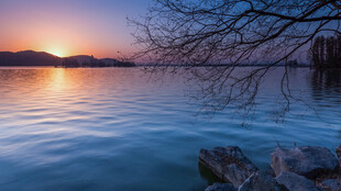 湖畔夕阳下的宁静美景
