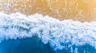 海浪翻涌的美丽海滨景象