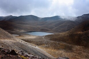 山间湖泊的壮阔自然景观