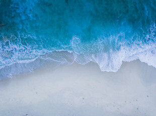 海浪轻拍沙滩的美丽瞬间