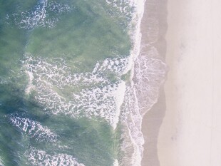 俯瞰海浪拍击沙滩