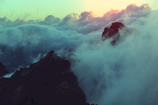 云海中的壮丽山峰景观
