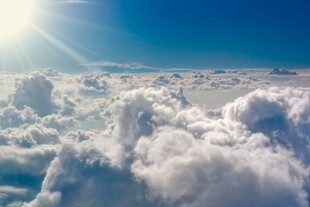 高空云海阳光穿透美景