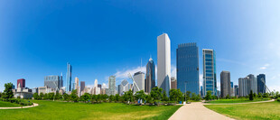 现代都市景观绿意与高楼