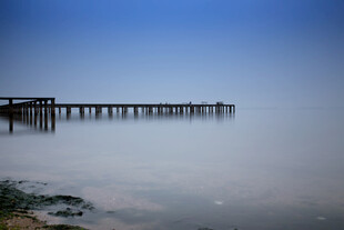 宁静湖岸的长木栈桥
