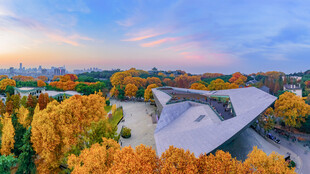 秋日湖畔建筑美景