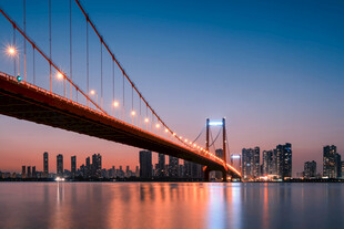 城市夜景中的璀璨跨江大桥