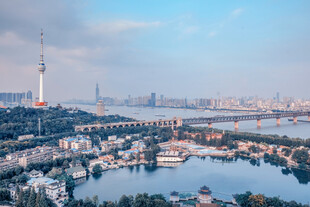 城市湖畔风光全景