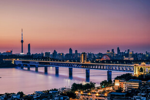 城市黄昏江畔桥梁夜景图