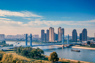 城市河畔高楼美景