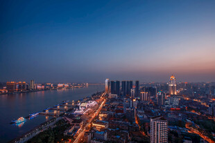 城市夜景中的璀璨灯火