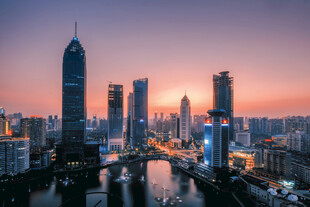 城市黄昏天际线美丽景观