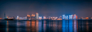 城市夜景水面倒映绚烂灯火