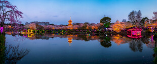 湖畔夜景绚丽灯光映湖水