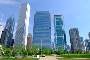 现代都市高楼与绿地景观