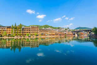湖畔美景建筑倒映碧水间