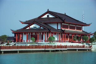 湖畔中式古建筑景观