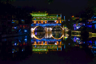 江南水乡夜景灯光璀璨