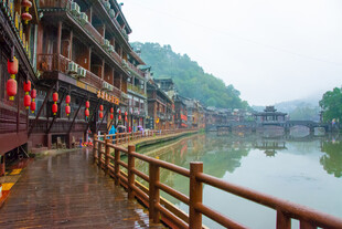 烟雨古镇临水木质长廊景观