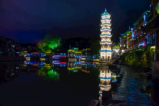 古塔夜景映于宁静水面