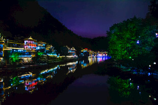 古镇夜景璀璨灯火映水乡
