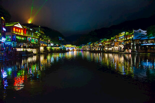 古镇夜景倒影璀璨迷人