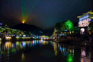 古镇夜景水面倒映璀璨灯火