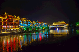 古镇夜景璀璨灯光映水面