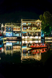 湘西古镇夜景游船倒影