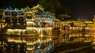 凤凰古城夜景璀璨如画