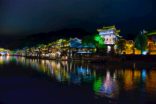 古镇夜景璀璨灯火映水面