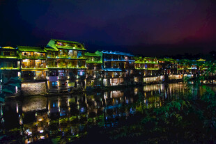 梦幻夜景中的璀璨水上建筑