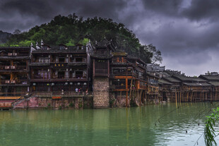 湘西凤凰古城河畔风景