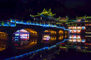 古桥夜景璀璨灯火映湖面