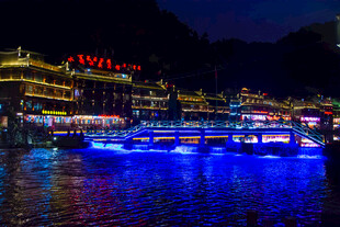 凤凰古城夜景璀璨迷人