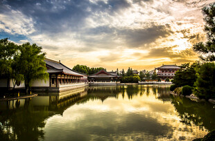 湖畔古景夕阳下的宁静风光
