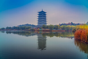 湖畔宝塔秋景倒影如画