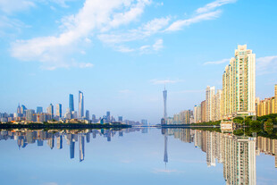 城市河畔美丽天际线倒影