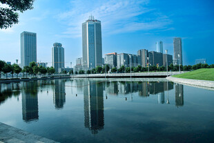 城市湖畔高楼倒影美景