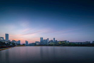 城市湖畔的黄昏美丽景致