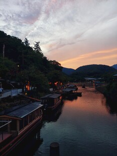 河畔暮色中的宁静水上人家