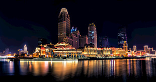 璀璨夜景下的城市天际线
